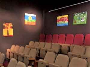 Diverse schilderijen van Jasmijn in het theater